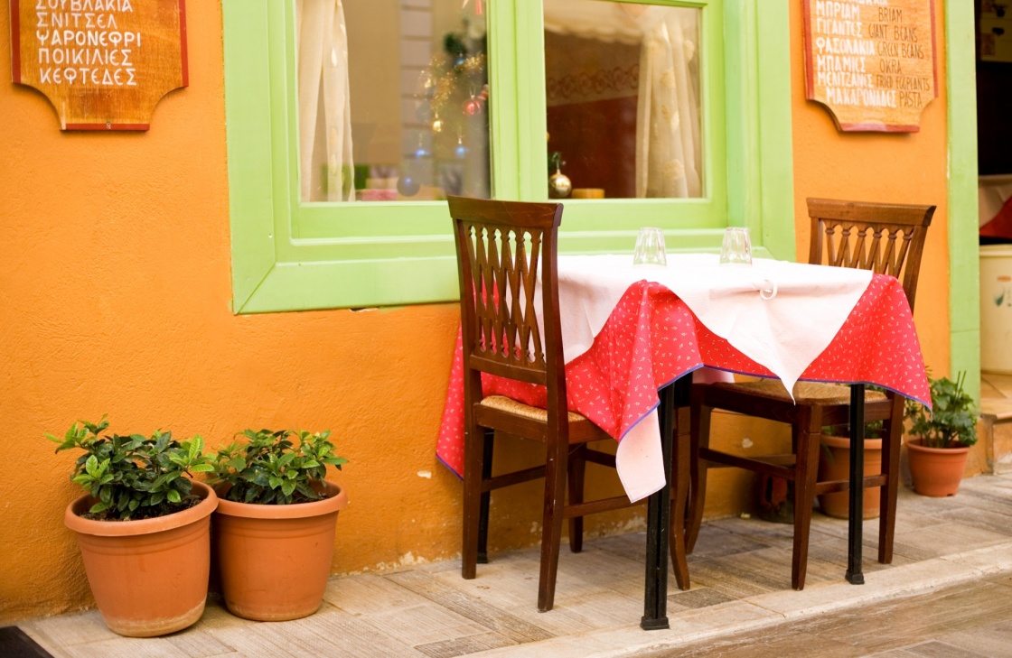 'Beautiful street cafe in greek town Nafplion at Peloponnese peninsula' - Ναύπλιο